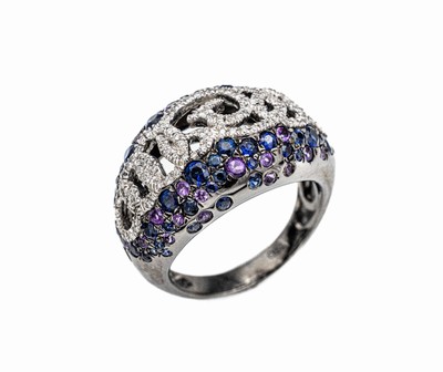 18 kt Gold Brillant-Saphir-Amethyst-Ring, WG 750/000 geschwärzt, 114 Brillanten zus. ca.0.29 ct, 27 rundfacett. Amethyste zus. ca. 0.40 ct, 64 ...