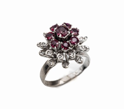 14 kt Gold Diamant-Rubin-Ring, WG 585/000, hoch aufgebauter Ringkopf in mehreren Ebenen, 8 rundfacett. Rubine zus. ca. 0.80 ct, 20 8/8 -Diamanten ...