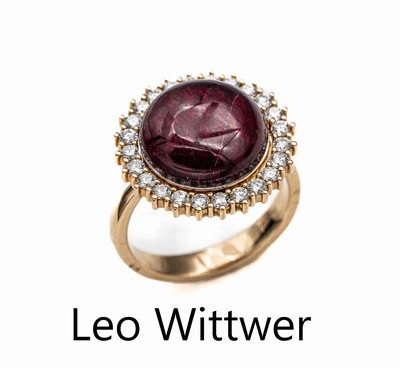 18 kt Gold LEO WITTWER Brillant-Ring, GG 750/000, mittig rot folierter Glascabochon, umgeben von 24 Brillanten zus. ca. 0.66 ct Weiß/si, RW 56, ca. ...