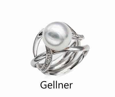 18 kt Gold Zuchtperl-Brillant-Ring, WG 750/000, abstrakte Form, 14 Brillanten zus. ca. 0.14 ct (grav.) Weiß/si, 1 weiße Zuchtperle, D. ca. 11 mm, ...
