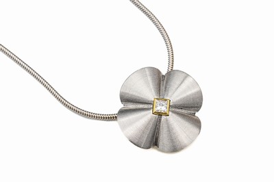 18 kt Gold/Platin Diamant-Anhänger, an Fuchsschwanzkette 18 kt Gold WG 750/000, Anhänger in Blütenform, teilpoliert, teilmatt., mittig Diamant im ...