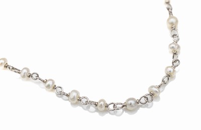 Platin Collier mit Zuchtperlen, weiße Saatperlchen, L. ca. 45 cm, mit Federringschließe