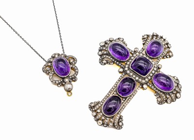 Kreuzanhänger/Brosche mit Amethysten und Diamanten, deutsch um 1850/60, GG 750/000 und Silber gepr., Schauseite Silber, 7 Amethystcabochons zus. ...