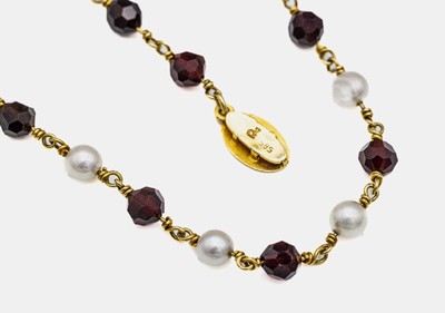 14 kt Gold Granat-Perl-Collier, Schließe und Zwischenelemente GG 585/000, facett. Granatkugeln und Zuchtperlen, D. ca. 5mm, Meistermarke Pi ...