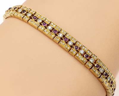 18 kt Gold Diamant-Rubin-Armband, GG 750/000, 28 kleine Rubin-Cabochons zus. ca.0.60 ct, 29 Brillanten und 228 8/8-Diamanten zus. ca. 1.80 ct ...