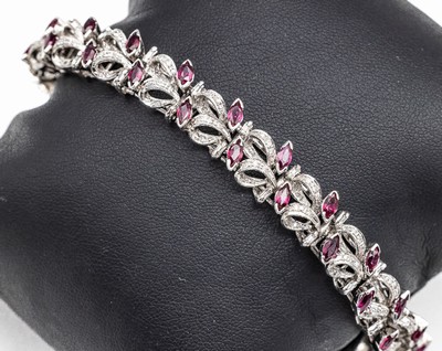 14 kt Gold Diamant-Rubin-Armband, WG 585/000, 34 Rubin-Navettes zus. ca. 3.0 ct, ca. 102 Diamanten zus. ca. 1.60 ct Weiß/si, ca. 26.3 g, L. ca. 18 ...