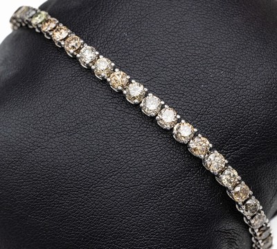 18 kt Gold Brillant-Armband, WG 750/000, 43Brillanten zus. ca. 8.25 ct fancy coloured, L.ca. 18 cm, ca. 11.0 g, Kastenschloß mit Sicherheitsachten