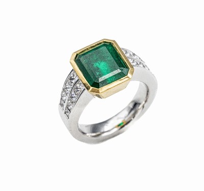 18 kt Gold Smaragd-Diamant-Ring, GG/WG 750/000, Ringkopf GG, Smaragd im Rechteck facett. ca. 4.45 ct, sowie Diamanten im Princess-Cut zus. ca. 1.47 ...