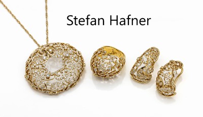 STEFAN HAFNER 18 kt Gold Brillant-Schmuckset, GG 750/000, best. aus: Anhänger Durchm. ca.5 cm, Ring RW 55, hoher Aufbau und Paar Ohrstecker mit ...