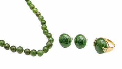 3-teil. Schmuckset mit Nephrit, best. aus: Ring GG 585/000, 1 runder Nephrit-Cabochon, 6 8/8-Diam. zus. ca. 0.03 ct Weiß/si, RW 51; dazu 1 Paar ...