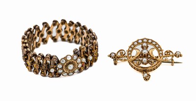 Konvolut Scherenzugarmband und Brosche, deutsch um 1880, Armband verg., mit z.T. aufgelegten Perlchen, Mittelteil in Blütenformdazu 14 kt Gold ...