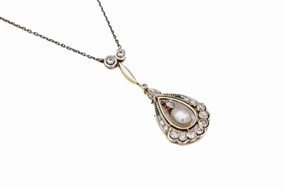 Art-Deco Diamant-Perlen-Collier, GG 585/000 und Silber, deutsch um 1920, Abhängung mit Perle und Diamantrosenbesatz, Millegriffverz., z.T. mit ...