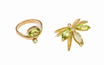 GG Peridot Konvolut, ca. 7.5 g, best. aus: 8 kt Gold Ring, 2 facett. Peridots, RW 54, dazu 14 kt Gold Anhänger, in Form einer Libelle mit facett. ...