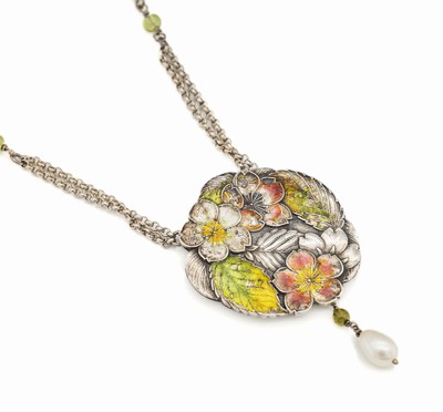 Collier mit Email und Perle, Japan um 1910, Mittelteil mit Blüten und Blättern bunt emaill., z.T. besch., Kettenl. ca. 42 cm, Federringschließe ...