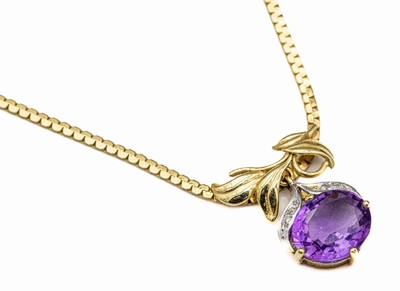 8 kt Gold Amethyst-Diamant-Collier, GG 333/000, Mittelteil floral, bewegl. Abhängung mit 2 kl. 8/8-Diamanten und ovalfacett. Amethyst, L. ca. 41 ...