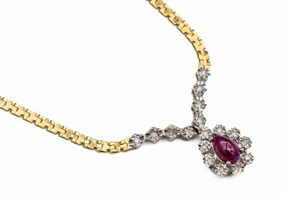 14 kt Gold Rubin-Diamant-Collier, GG/WG 585/000, Mittelteil WG mit bewegl. Abhängung, tropfenförmiger Rubincabochon, 17 kl. 8/8 -Diamanten, L. ca. ...