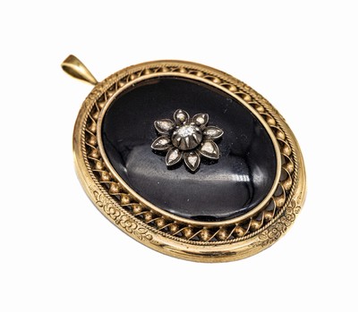 8 kt Gold Onyx-Diamant-Anhänger, deutsch um 1880/90, ovale Onyxplatte mit aufgelegter Rosette mit Diamantrosenbesatz, Fassung GG 333/000, Kordel- ...
