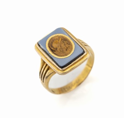 14 kt Gold Tigeraugen Lagenstein-Ring, Idar- Oberstein um 1880, Gravur in Form eines antiken Krieger, Ringkopf in mehreren Ebenen, RW 58, ca. 6.2 g