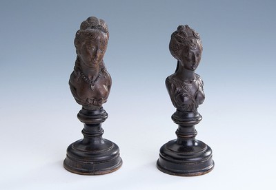 Paar Statuetten, Vitrinenobjekte, um 1780, Rokoko, Darstellung zweier Schönheiten aus Holz, H. ca. 13 und 12 cm, Gebr.-Spuren
