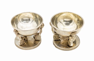 Salzschälchenpaar, Italien um 1820, Silber gepr., umlaufend mit Büsten, Füße mit floraler Gravur, Innenverg. z.T. berieben, z.T. verbogen, H. ...