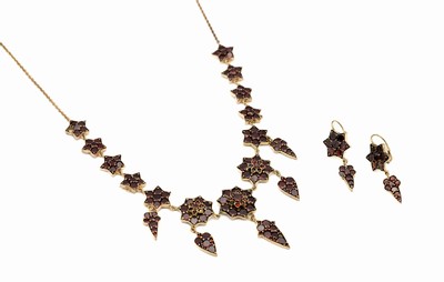 Granat Schmuckset, deutsch um 1910, Tombak, best. aus: Collier und Paar Ohrgehänge, bes. mit Spiegelgranaten, Collierl. ca. 40 cm, ...