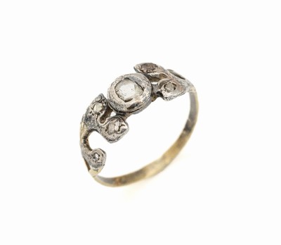 Ring mit Diamanten, deutsch um 1720, GG 585/ 000 und Silber, Diamantrosenbesatz, z.T. verbödet, altersbed. Tragespuren, RW 54