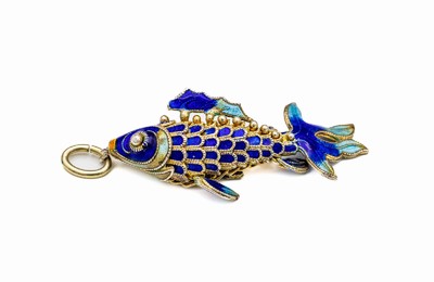 Anhänger Fisch, Silber gepr., verg., Schleierschwanz in sich bewegl., Kopf, Flosse und Körper blau und hellblau emaill., L. ca. 5cm, min. Tragesp.