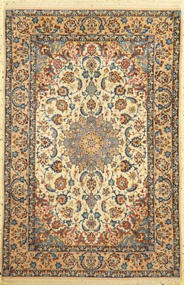 Esfahan fein, Persien, ca. 50 Jahre, Korkwolle mit und auf Seide, ca. 167 x 107 cm,ca. 1,0 Mio. Kn/qm, verschmutzt, EHZ: 1-2
