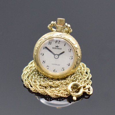 AMARA kleine Damen-Anhängeuhr in GG 585/000 an GG 585/000 Kette, Schweiz um 1960, Geh. und gedr. Rückdeckel floral grav., silb. Zifferbl. m. arab. ...