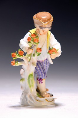 Porzellanfigur, Meissen, Mitte 20. Jh., Modell J.J. Kaendler, Gärtnerjunge, mit Rosenstrauch, bunt bemalt, Goldstaffage, H. ca. 12,5 cm, Modell Nr. ...
