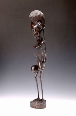 Kasti, Bildschnitzer der Makonde, Tansania, um 1970-90er-Jahre, Hartholz monoxyl geschnitzt, geschwärzt, stehende weibliche Figur mit zwei ...