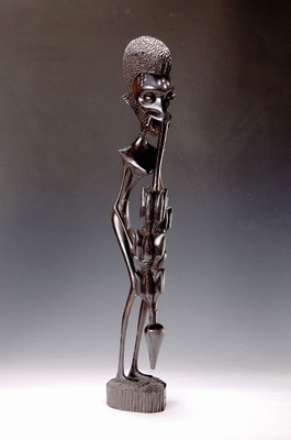 Kasti, Bildschnitzer der Makonde, Tansania, um 1970-90, Hartholz monoxyl geschnitzt, geschwärzt, stehende weibliche Figur wohl mit Bananenstauden in ...