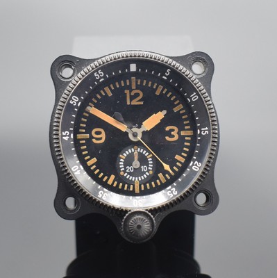Einbauborduhr mit Schaltradchronograph Kaliber Valjoux 5, Schweiz um 1965, geschwärztes Aluminium-Geh., vergl. Boden 3-fach verschr., innenliegende ...