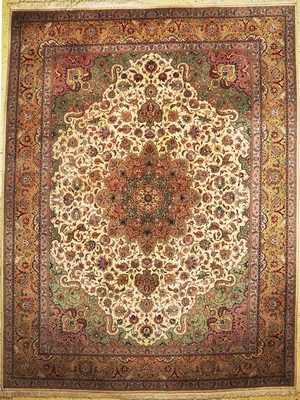 Täbriz fein(50 Raj), Persien, ca. 50 Jahre,Korkwolle auf Baumwolle, ca. 390 x 290 cm, stark verschmutzt, EHZ: 2(Mottenfraß)