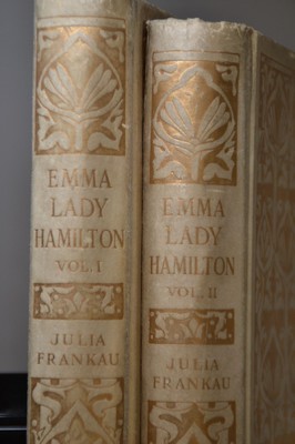 Julia Frankau (1859-1916): The Story of Emma, Lady Hamilton, London, Macmillan 1911, 2 Bände, 107 u. 114 S., mit 30 farbigen Tafeln und 39 ...