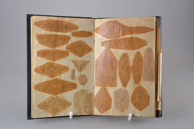 Notizbuch mit Skizzen des Graveurs Gustav Arni, Pforzheim, um 1892, mit Bescheinigung des Gewerbegerichts Pforzheim (1892), überwiegend eingeklebte ...