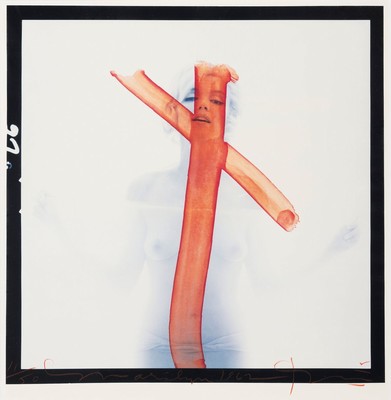 Bert Stern (1929-2013): Marilyn Monroe Crucifix II (aus The last sitting, 1962), Schwarz-weiß-Fotografie mit rotem Kreuz, C -Print, in rot signiert, ...