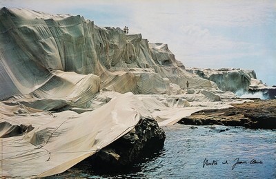 Christo (1935-2020) und Jeanne-Claude (1935- 2009), Wrapped Coast, one million square feet, Little Bay Sydney Australia, Farboffset, von beiden ...