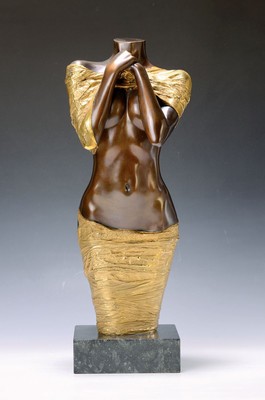 Willi Kissmer, geb. 1951, stehender Halbakt, Bronze-Skulptur mit vergoldeten Tüchern, sign., num. 15/49, H. 54 cm