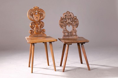 4 Brettstühle, 19.Jh., Eiche massiv, Rücken reich geschnitzt, verschiedene Formen, H. ca. 86 cm, EZ 2-3