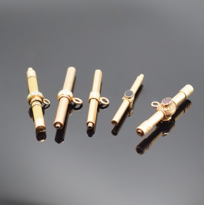 5 Taschenuhrschlüssel in RG 750/000, um 1830, Knebel-förmig, teilweise verziert, 2 mit Schmucksteinen bes., 1 x mehrfarbiges Gold, gebrauchsfähig