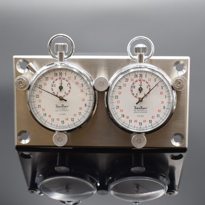 HANHART Dashboard mit 2 Stoppuhren, Deutschland um 1970, verchromte Geh., Boden u. Glasrand aufgedr., auf moderne Edelstahlplatte montiert, weiße ...