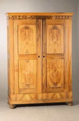 Kleiderschrank, Biedermeier, um 1830 Nussbaum massiv, achtfach kassettiert, kompakte Größe, Inneneinteilung mit zwei Einlegeböden, 1 Schlüssel, ...