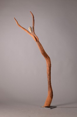 Erich Klotz, geb. 1950, lebt und arbeitet in Merenberg, Holzskulptur, sich im wind wiegende abstrakte Frau, Mirabellenholz, Kieselstein, H. ca. ...