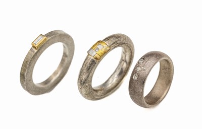 Konvolut 3 Designerringe: 1 x 925er Silber und GG, 1 kl. Diam. ca. 0.01 ct Weiß/si, RW 56; 1 x WG 750/000, gepr., 4 8/8-Diam. zus. ca. 0.03 ct ...