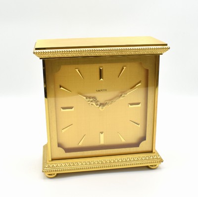 LUXOR hochwertige Tischuhr mit Schlagwerk, Schweiz um 1980, quadratisches Messinggeh. auf 4 Füßen, gold. Zifferbl., aufges. Std.- Ind., gold. ...