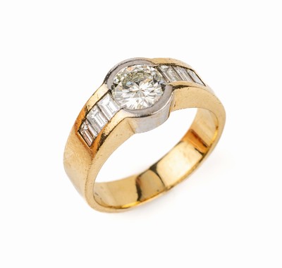 18 kt Gold Diamant-Ring, GG/WG 750/000, mittig mit einem Brillant ca. 1.05 ct Weiß/si,seitl. flankiert von 6 Diamantbaguettes zus. ca. 0.40 ct ...