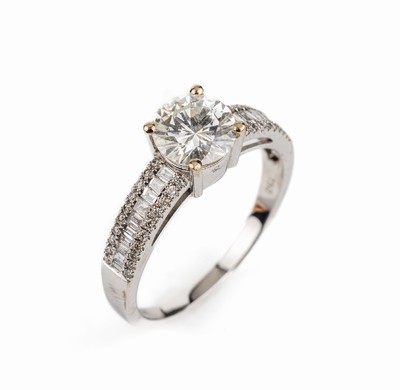 18 kt Gold Diamant-Ring, WG 750/000, mittiger Brillant ca. 0.98 ct l.get.Weiß(I)/ vvs2, umgeben von 59 Diamanten im Rund- und Baguetteschliff zus. ...