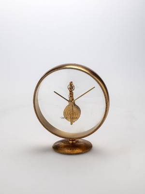 Jaeger-LeCoultre kleine Tischuhr mit 8-Tage Stabwerk, Schweiz um 1965, rundes Geh. verg., auf rückseitigem Plexiglas montiertes verg. Werk, 16 St., ...