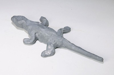 Stephan Balkenhol, geb. 1957, "Echse", Massiver Antimon-Hartbleiguss, unterseitig monogrammiert und num. 75/85, aus 1983, L. ca. 31.5 cm